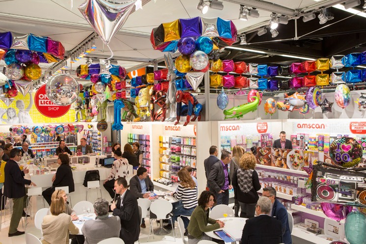 28 November 2023, Bavaria, Nuremberg: Five-year-old Franziska plays with  the Flower Market from Smoby Toys at the annual press conference of the  German Toy Retail Association (BVS) and the German Toy Industry